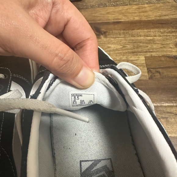 Vans - Picture 2 of 7